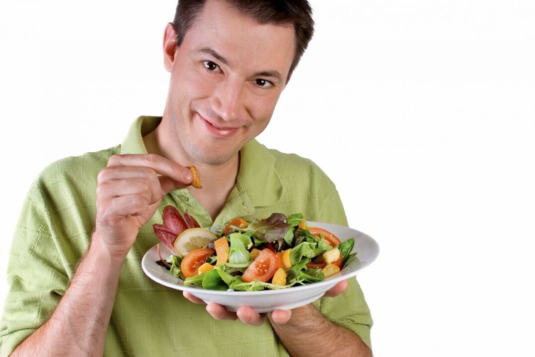 mees sööb potentsi tugevdamiseks köögiviljasalatit